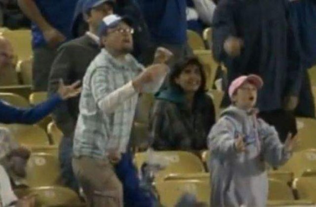 [VIDEO] Un barbat si-aruncat copilul din brate pentru a prinde o minge de baseball