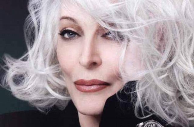 Cel mai batran model in activitate implineste  80 de ani