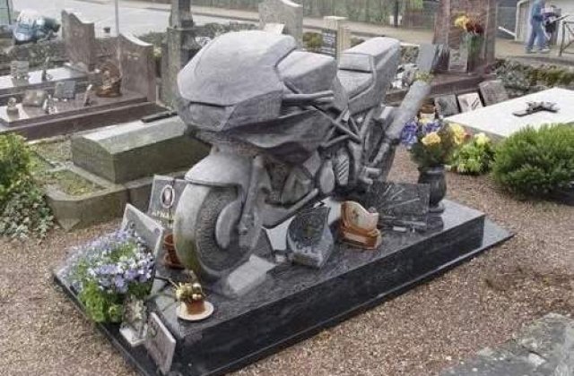 Din viata de dincolo: Cele mai haioase pietre de mormant