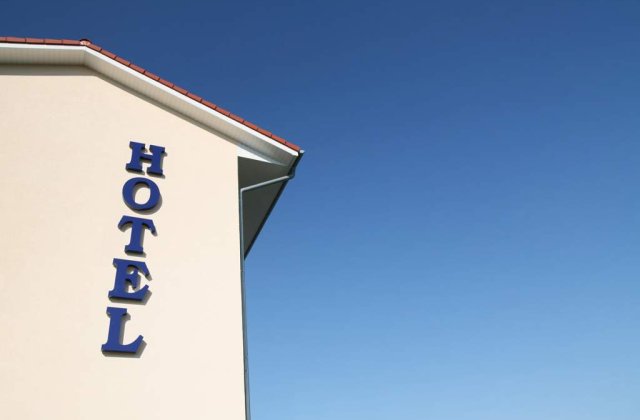 Un barbat a cazut de la etajul noua al unui hotel din Mamaia