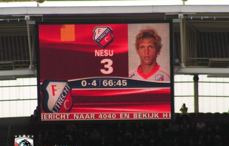 Nesu isi misca mana si piciorul drept. Medicii raman precauti