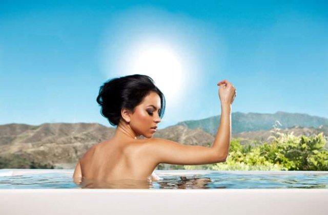 [VIDEO] Inna s-a imbracat cu pozele fanilor ei