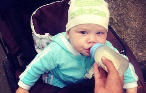 Un bebelus a murit dupa ce a fost lasat singur in casa o saptamana de mama sa