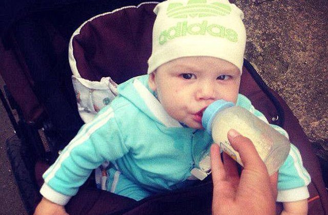 Un bebelus a murit dupa ce a fost lasat singur in casa o saptamana de mama sa