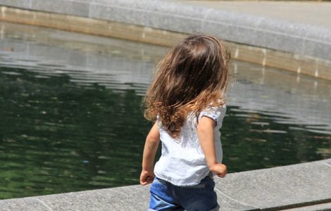 O fetita de 5 ani din Constanta a fost maltratata de mama si de bunica sa