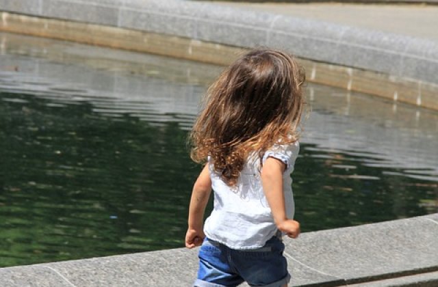 O fetita de 5 ani din Constanta a fost maltratata de mama si de bunica sa