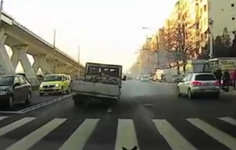 O masina a ramas fara roti, chiar in mijlocul unui drum circulat din Capitala / VIDEO