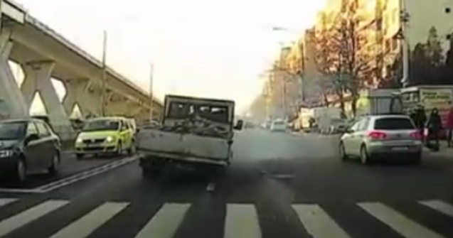 O masina a ramas fara roti, chiar in mijlocul unui drum circulat din Capitala / VIDEO