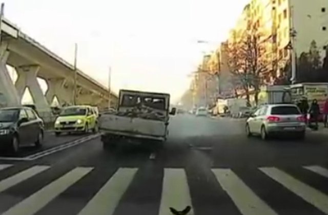 O masina a ramas fara roti, chiar in mijlocul unui drum circulat din Capitala / VIDEO