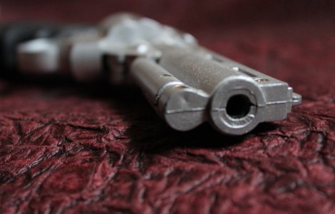 Un politist din Slatina a fost impuscat in cap de iubita lui