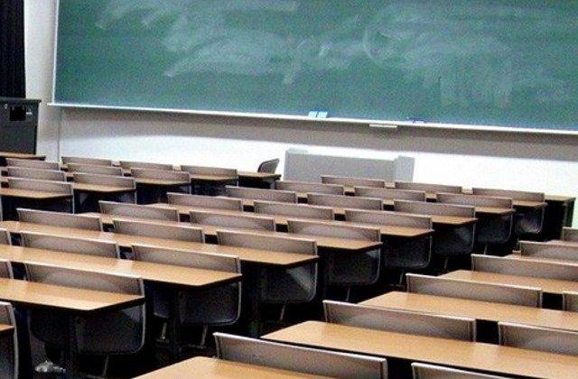 Un elev din Constanta a fost batut pe holul scolii de mamele unor colegi de clasa/ VIDEO