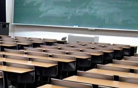 Un elev din Constanta a fost batut pe holul scolii de mamele unor colegi de clasa/ VIDEO