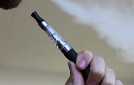 Studiu: Fumul de la tigarile electronice poate creste riscul de cancer si de boli de inima
