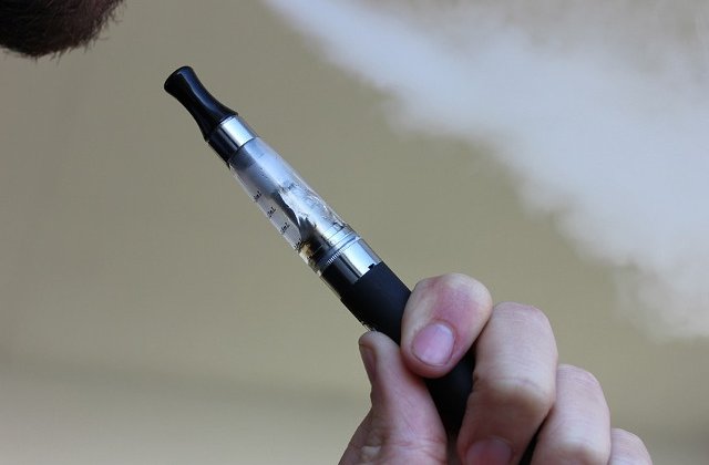 Studiu: Fumul de la tigarile electronice poate creste riscul de cancer si de boli de inima