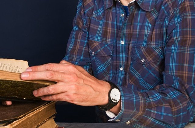 Fost profesor de istorie din Capitala, retinut pentru pornografie infantila si act sexual cu un minor