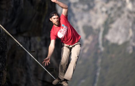  Top  10 oameni care au riscat prea mult pentru o fotografie. A meritat efortul?