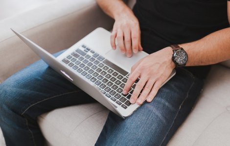 O fetita de 13 ani a fost corupta sexual de un barbat pe care l-a cunoscut pe Facebook