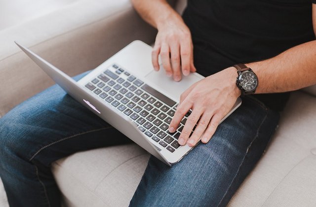 O fetita de 13 ani a fost corupta sexual de un barbat pe care l-a cunoscut pe Facebook