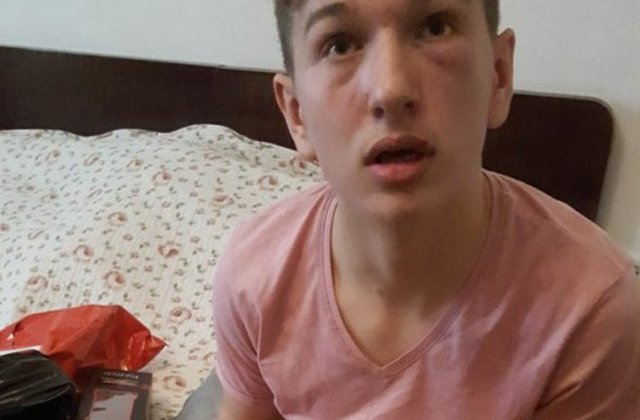 Un elev de clasa a VIII-a a fost batut de tatal unui coleg