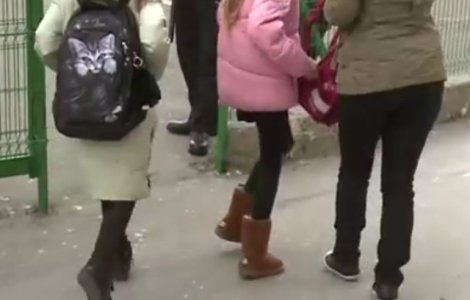 Cele trei femei care au batut ieri un elev intr-o scoala din Constanta au fost retinute de politisti