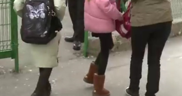 Cele trei femei care au batut ieri un elev intr-o scoala din Constanta au fost retinute de politisti