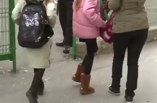 Cele trei femei care au batut ieri un elev intr-o scoala din Constanta au fost retinute de politisti