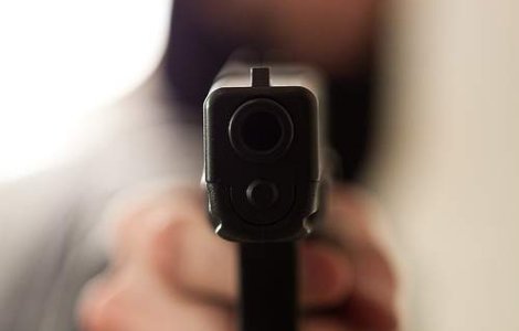 Focuri de arma in Capitala: Impuscaturi dupa hotii de masini