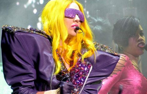  Foto  Lady Gaga, dezbracata la Fashion Awards