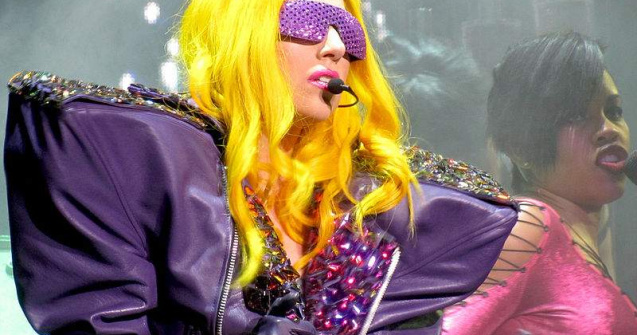  Foto  Lady Gaga, dezbracata la Fashion Awards