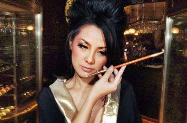 Spectacol de caligrafie japoneza pe corp, in premiera in Romania