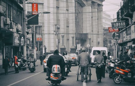 O camioneta a intrat in plin intr-un grup de pietoni la Shanghai