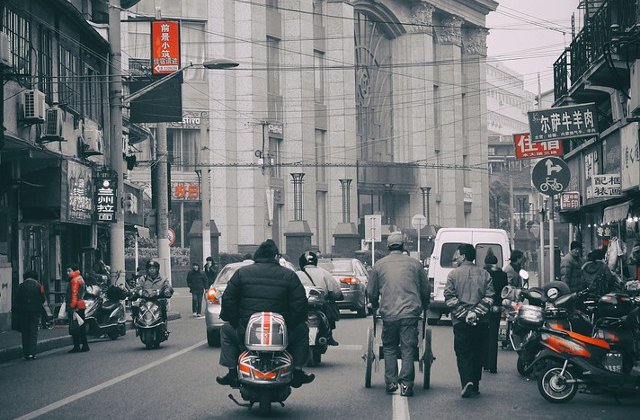 O camioneta a intrat in plin intr-un grup de pietoni la Shanghai. Cel putin 18 persoane au fost ranite