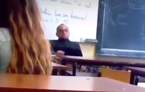 Elevele care si-au filmat profesorul de religie in timp ce se scarpina au notele scazute la purtare