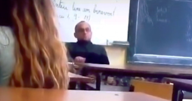 Elevele care si-au filmat profesorul de religie in timp ce se scarpina au notele scazute la purtare