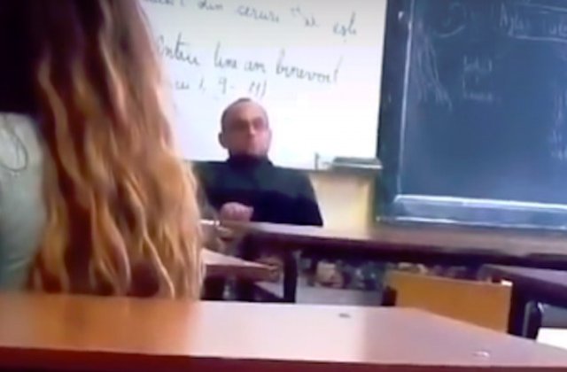 Elevele care si-au filmat profesorul de religie in timp ce se scarpina au notele scazute la purtare