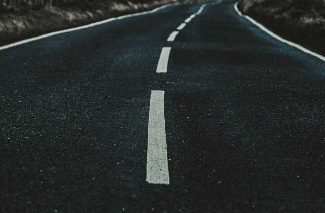 Un barbat a furat intr-o noapte 800 de metri de asfalt pentru a-l vinde/ FOTO