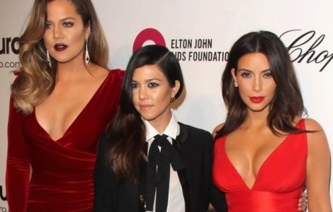  Top  10+ tinute ale surorilor Kardashian care au atras privirile tuturor