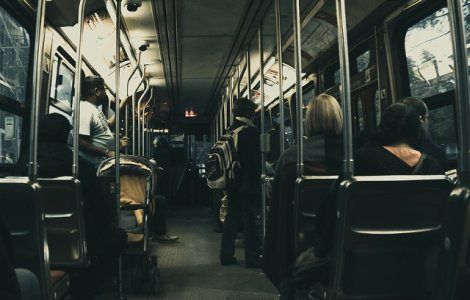 Un adolescent in varsta de 16 ani, injunghiat pentru ca manca seminte in autobuz