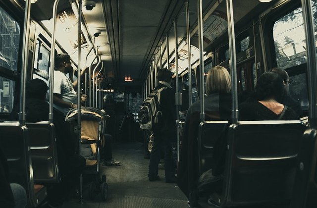 Un adolescent in varsta de 16 ani, injunghiat pentru ca manca seminte in autobuz