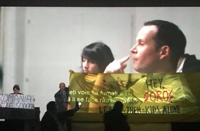 Proiectia filmului "120 de batai pe minut", de la Muzeul Taranului Roman, intrerupta de un grup de credinciosi / VIDEO