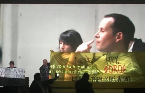 Proiectia filmului "120 de batai pe minut", de la Muzeul Taranului Roman, intrerupta de un grup de credinciosi / VIDEO