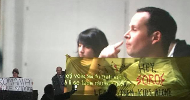 Proiectia filmului "120 de batai pe minut", de la Muzeul Taranului Roman, intrerupta de un grup de credinciosi / VIDEO