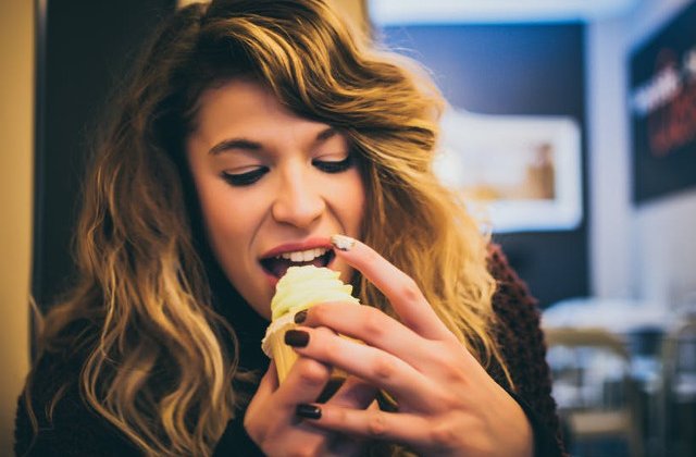 Mananca orice fara a se ingrasa? Nu chiar. 7 secrete ale persoanelor care nu iau in greutate