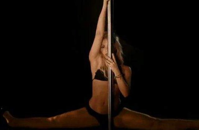 [VIDEO] Shakira se dezbraca si danseaza la bara