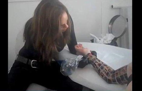  Video  Si-a tatuat chipurile prietenilor de pe Facebook