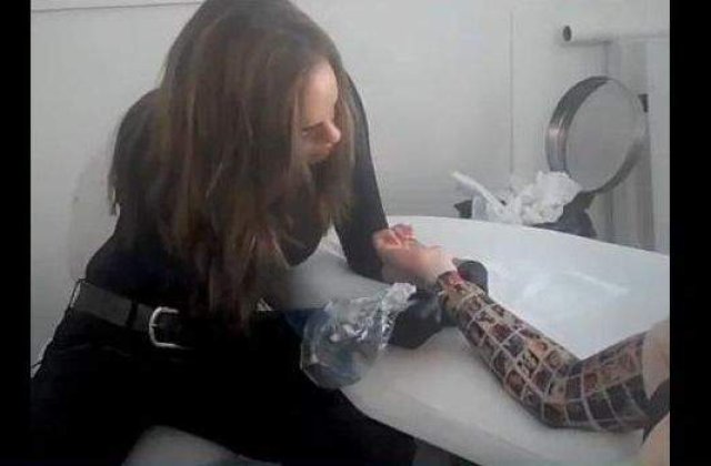 [VIDEO] Si-a tatuat chipurile prietenilor de pe Facebook