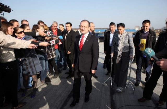 [VIDEO] Cine a aruncat banii pe Autostrada Transilvania?