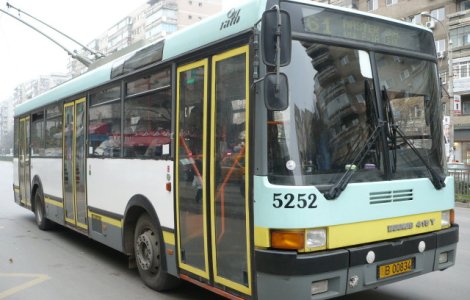 Zeci de troleibuze au fost blocate marti dimineata in Capitala