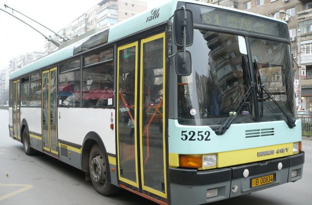 Zeci de troleibuze au fost blocate marti dimineata in centrul Capitalei, din cauza unei pene de curent