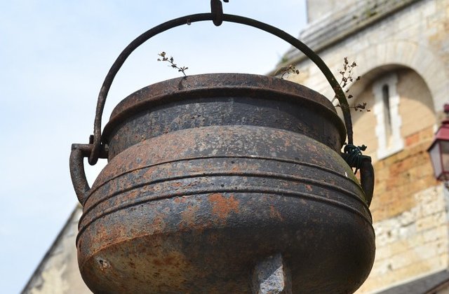 O tanara de 18 ani a suferit arsuri de gradul doi la o parada anuala a "vrajitorilor"